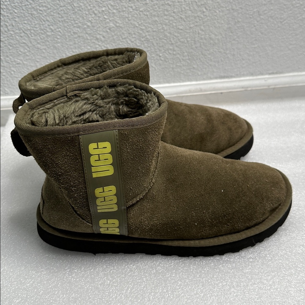 UGG olive green Suede Ankle Boots size 10  comfy winter
